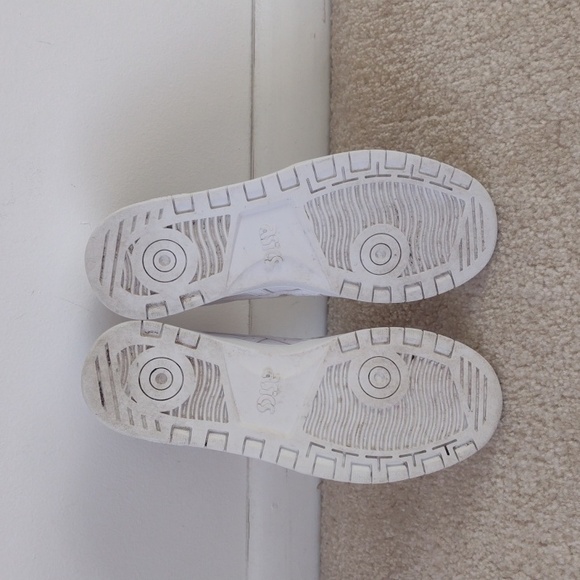 Women's Asics size 7 color white court shoe - Picture 3 of 6